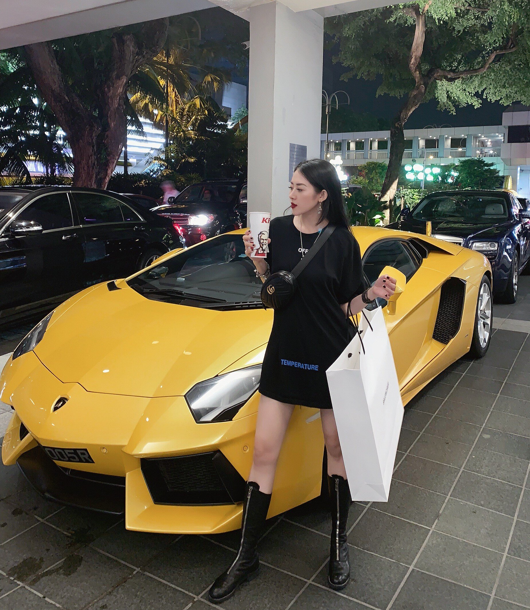 Cô nàng này sở hữu khuôn mặt xinh đẹp cùng thân hình cực kì sexy, nóng bỏng