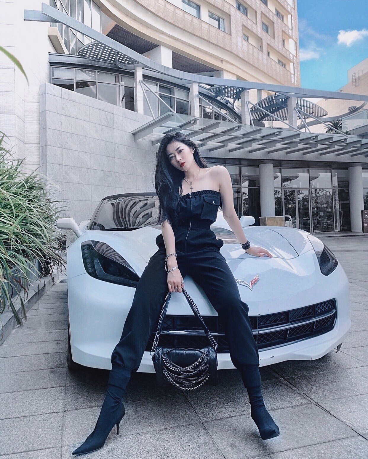 Nhiều người còn cho rằng cô nàng này chắc chắn phải là một Rich Kid nếu sở hữu dàn siêu xe khủng cỡ này