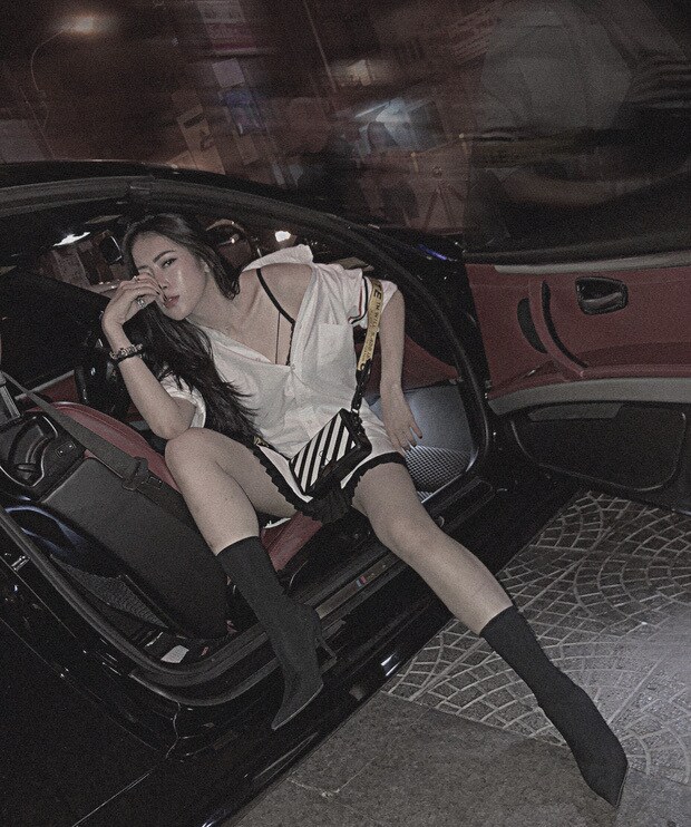 Tuy nhiên, cô bạn bật mí gia đình cô cũng rất bình thường, những chiếc siêu xe, xế hộp trong ảnh thực chất không phải là của mình