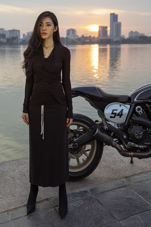 Cô hay tạo dáng bên bên những chiếc xế sang đơn giản bởi Mai Sương có đam mê với tốc độ và siêu xe