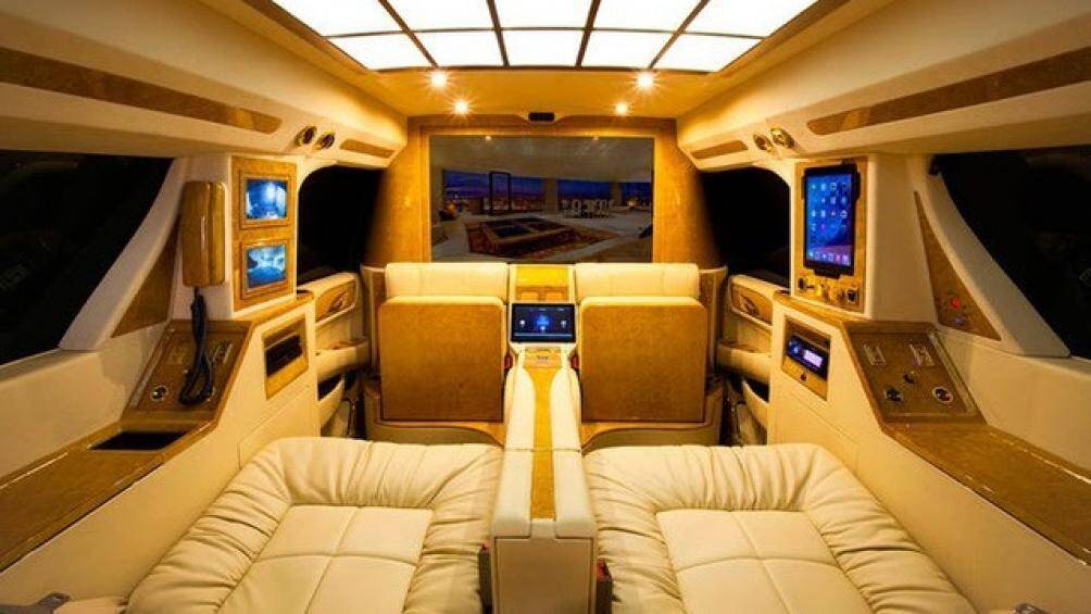 Một bản độ Escalade khác của Lexani mang tên Concept One cũng ấn tượng không kém với trần xe tỏa sáng