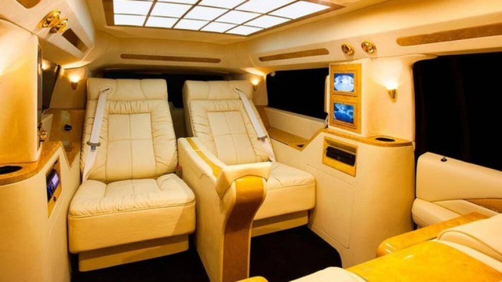 2 màn hình 7 inch cho phép người dùng quan sát tình hình bên ngoài xe