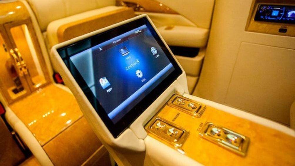 Toàn bộ hệ thống thông tin giải trí được điều chỉnh qua màn cảm ứng ở tựa tay giữa 2 ghế