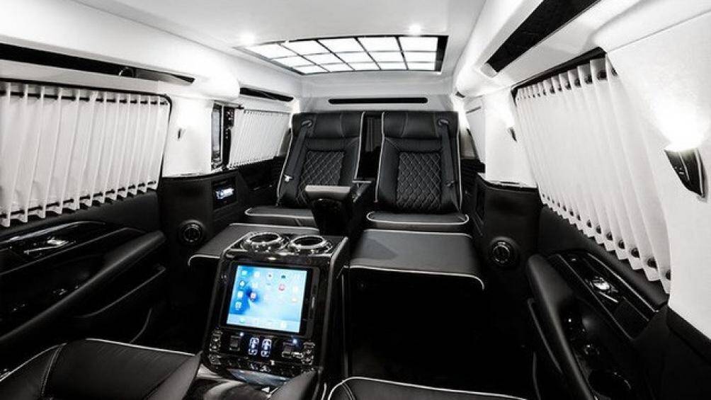 Nội thất bản này chọn tông đen trắng tương phản với ghế bọc da Italia đen cao cấp