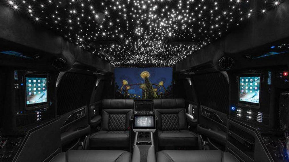 Một cấu hình khác của Lexani là Viceroy Ext độ Escalade theo hướng Rolls-Royce hóa với bầu trời sao không lẫn đi đâu được