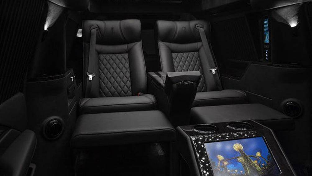 Bản này mặc định dùng khung gầm Escalade kéo dài để biến ghế ngồi thành giường thu nhỏ nhờ tựa chân bên dưới