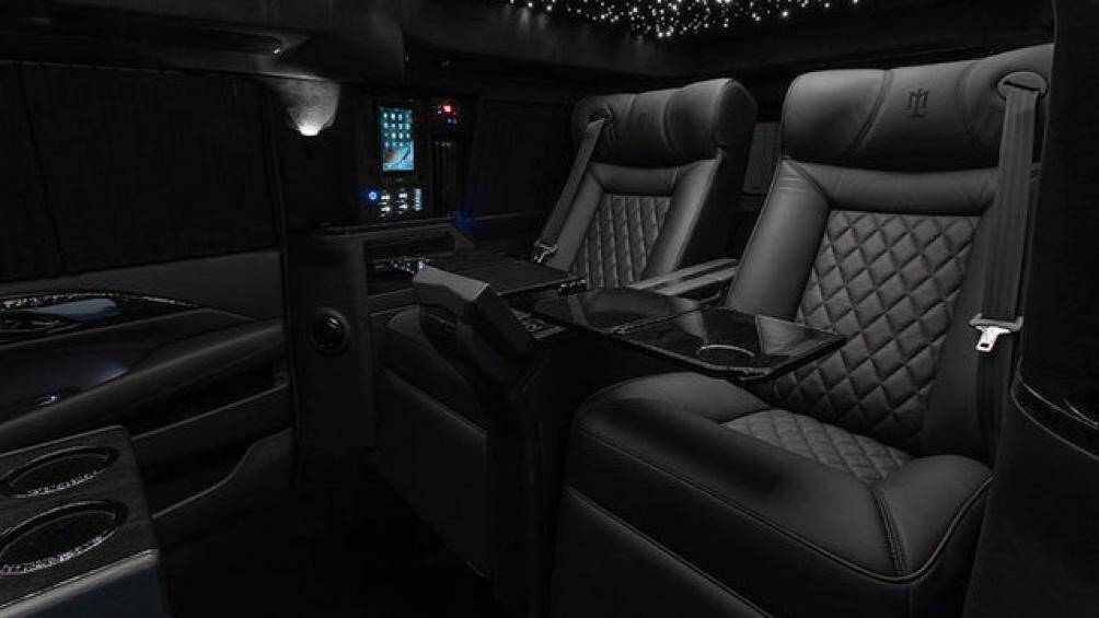 Ghế ngồi trên bản này cũng được cố định tại chỗ luôn thay vì phải gập lại như các bản thường