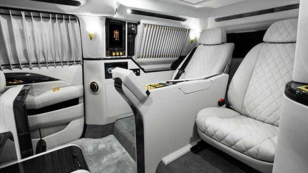 Đúng như tên gọi của mình, bản độ biến không gian bên trong chiếc SUV thành một máy bay của các yếu nhân