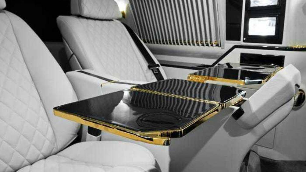 Bàn gập giống trên máy bay được dát vàng 24 karat