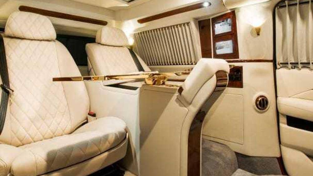 Toàn bộ không gian cabin được bọc da lộn, cửa sổ có rèm che để tạo không gian riêng tư