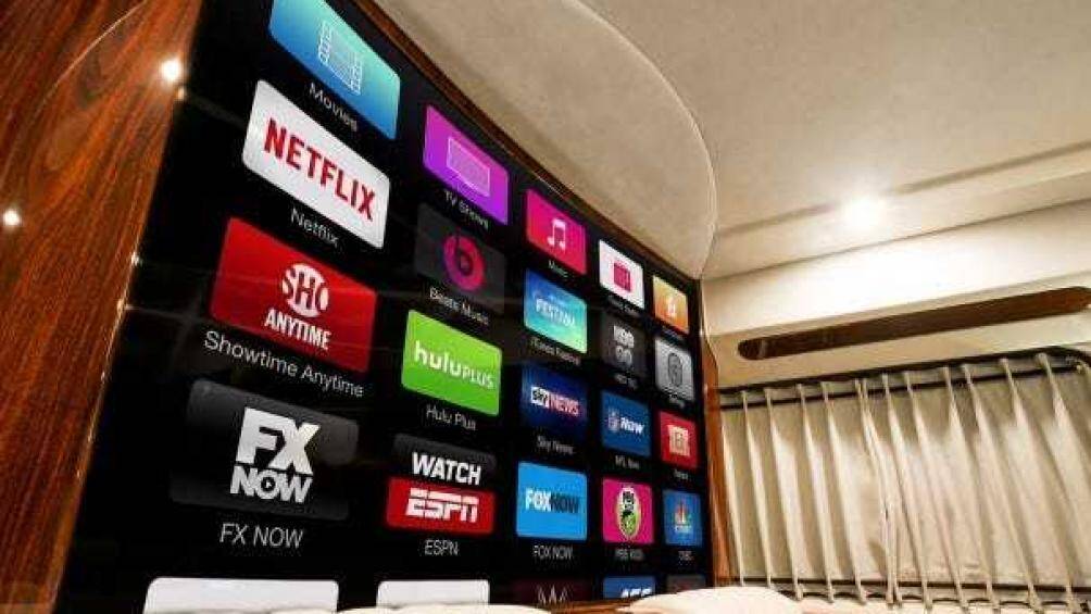 Dàn loa surround cùng TV LED 48 inch hỗ trợ đa dịch vụ giúp người dùng thư giãn trong suốt hành trình dài