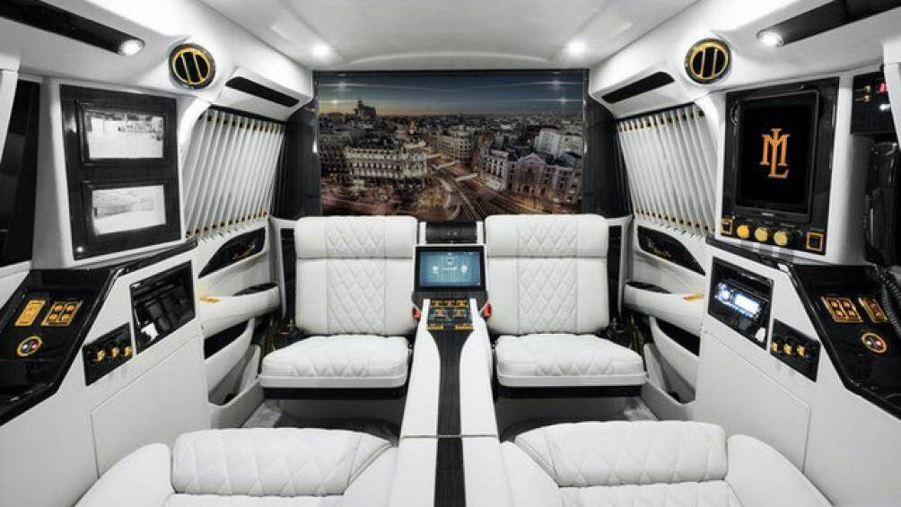 TV trên có thể gấp gọn hoặc mở lên chỉ qua một thao tác nút bấm duy nhất, đồng thời cũng là trang bị giúp chia tách không gian hàng ghế trước và sau