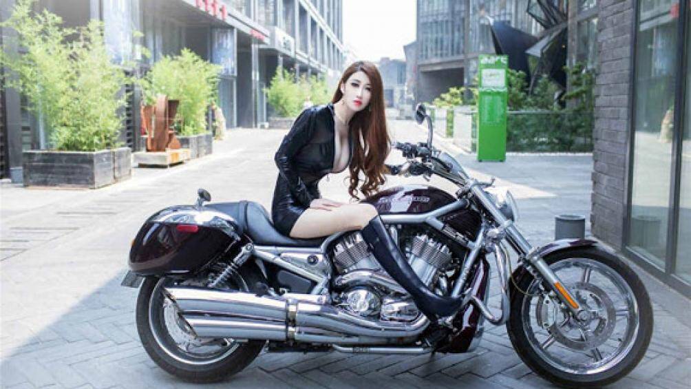 Từ khi tham gia đóng phim, Khương Ngạn Hi bận rộn hơn và chỉ nhận một số show phù hợp với lịch trình công việc