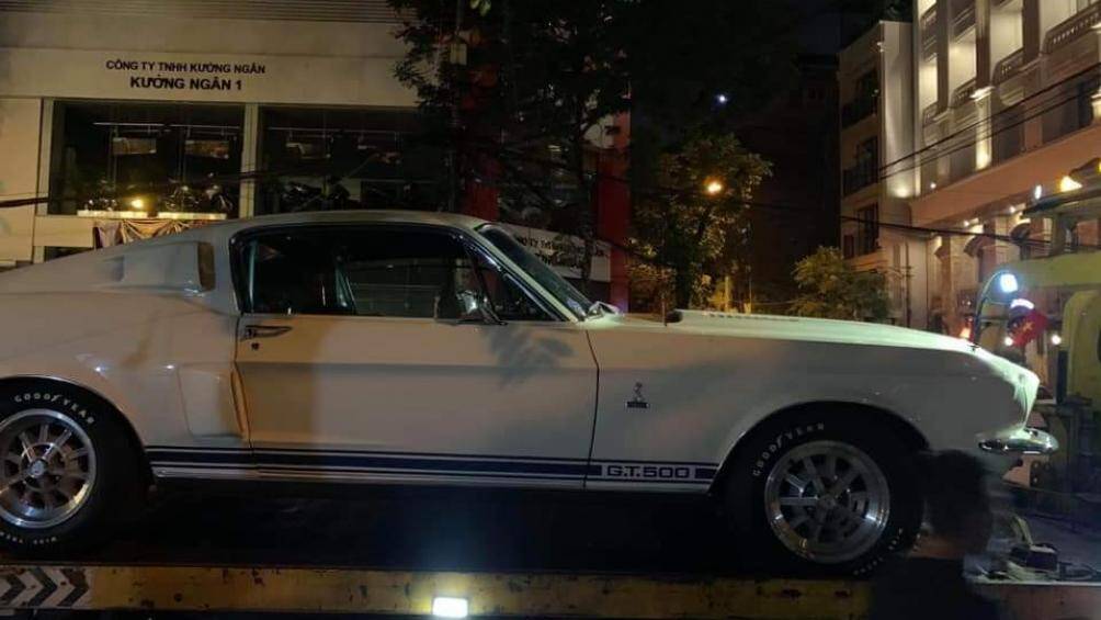 Chiếc Shelby Cobra GT500 1968 này hiện đang thuộc sở hữu của một người sưu tầm xe tại Hà Nội và chỉ mới xuất hiện trên đường phố trong thời gian gần đây