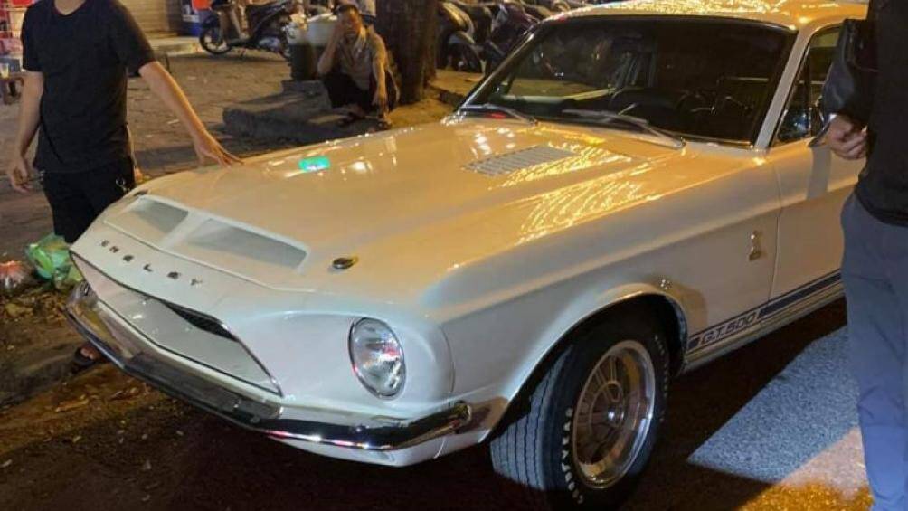 Ở ngoại thất, chiếc Mustang Shelby Cobra GT500 này sở hữu màu sơn trắng sữa đặc trưng của dòng xe có tên gọi Wimbledon White