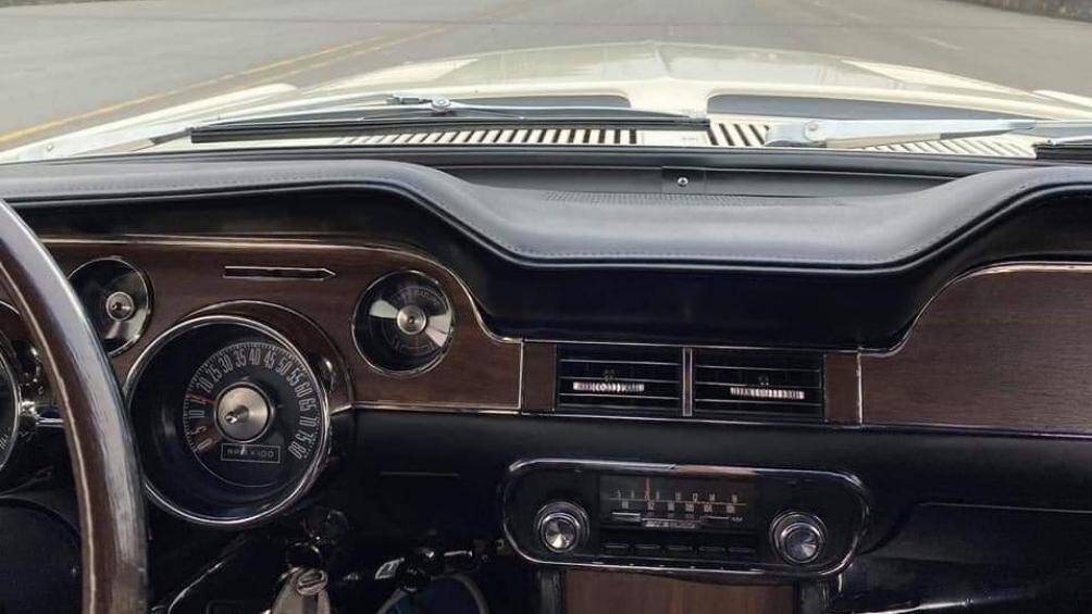 Bên trong, nội thất của chiếc Shelby này được bọc da và ốp gỗ, ốp kim loại mạ crom sáng đậm chất những chiếc xe cơ bắp những năm 1960