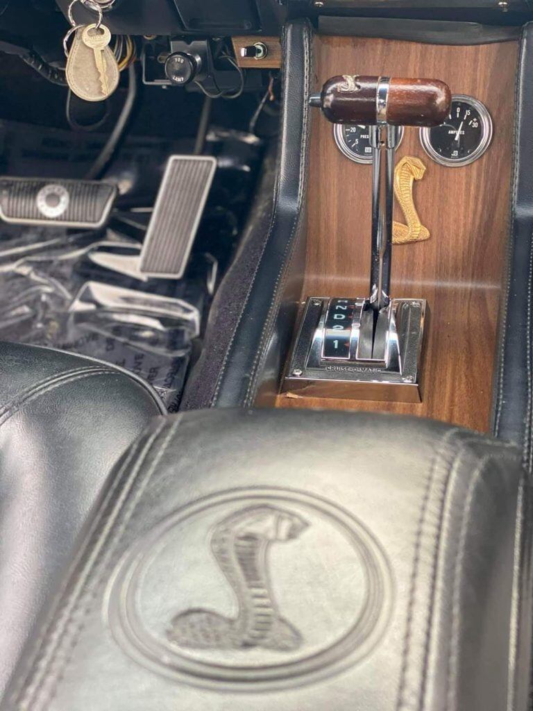 Xe sử dụng vô-lăng gỗ tròn với chấu ngang cổ điển cùng cấu hình chỗ ngồi 2+2, ghế ngồi bọc da