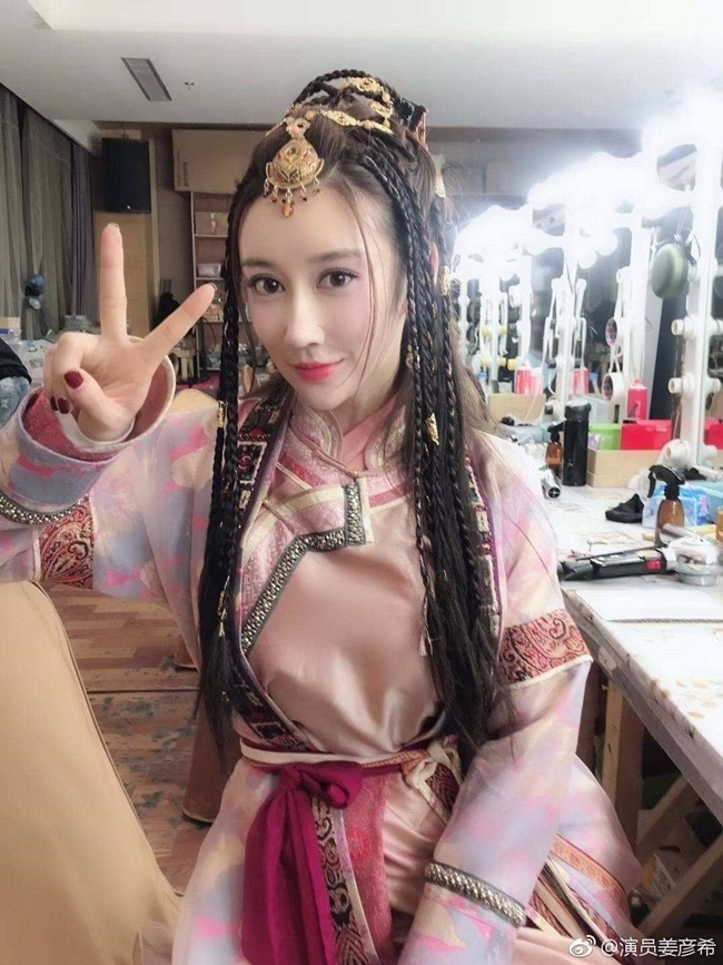 "Tân Ỷ Thiên Đồ Long ký" 2019 gây chú ý với sự xuất hiện của nhân vật phụ Hàn Cơ do hot girl mạng Khương Ngạn Hi đảm nhận vì quá gợi cảm