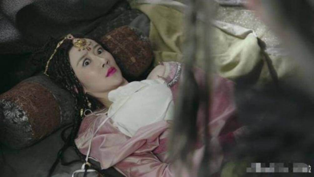 Hàn Cơ trong "Ỷ Thiên Đồ Long ký" 2019 lại nhanh chóng nổi tiếng vì nhan sắc xinh đẹp, đặc biệt là vòng một "khủng"