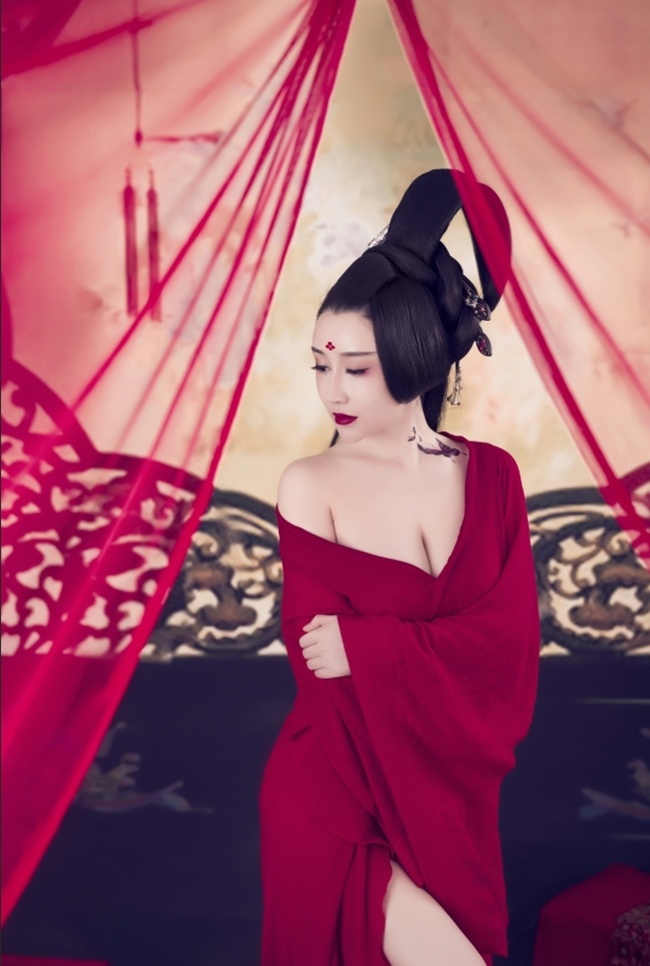 Khương Ngạn Hi sinh năm 1994, là diễn viên trẻ trong làng giải trí Trung Quốc