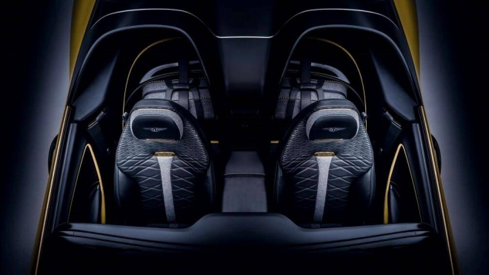 Bên cạnh là những phím chức năng trên bệ tay trung tâm cùng cần số với logo Bentley và được mạ vàng