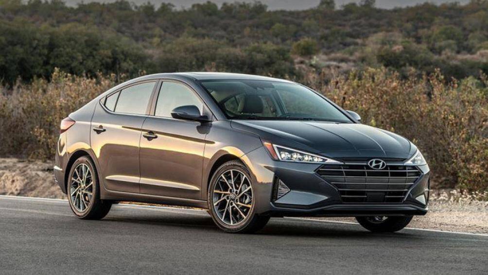 20. Hyundai Elantra – 513.813 xe (giảm 15,1%)