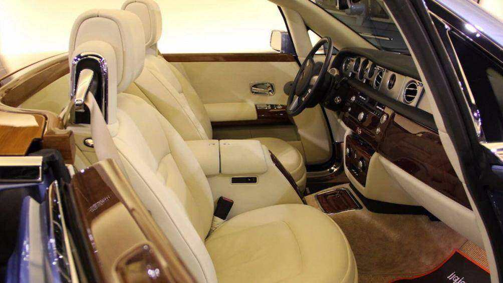 Toàn bộ thân xe được chế tạo bằng sợi carbon, các miếng ốp gỗ trang trí đều là gỗ quý. Cabin chỉ giữ lại một hàng ghế khiến kiểu dáng của xe trông thể thao hơn