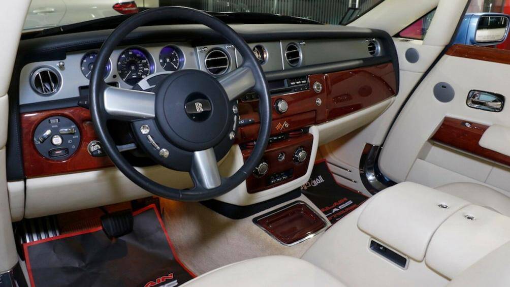 Ngay phía trước kính chắn gió, Pininfarina đã làm hai khoang nhỏ để chứa dụng cụ thể thao hay những khẩu súng săn theo yêu cầu của ông Hall