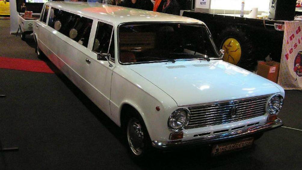 Bên trong nội thất được thiết kế sang trọng. Chẳng thế mà mẫu xe nổi tiếng của Nga luôn là sản phẩm được các tay chơi thừa tiền săn đón