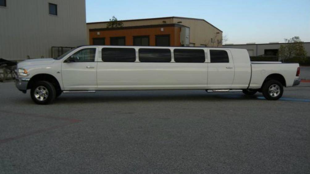 Xe được thiết kế một khoang nhà di động phía sau cung cấp không gian ngủ nghỉ vô cùng thoải mái