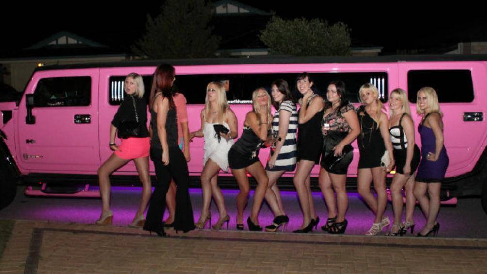8. Pink Hummer Limo là một trong những chiếc limousine hiếm hoi có màu hồng