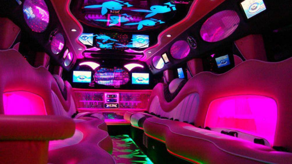 Bên trong xe có các đèn laser, 3 tivi màn hình phẳng, ghế bọc da, hệ thống loa khủng 1.800 W và đồ uống lúc não cũng sẵn có
