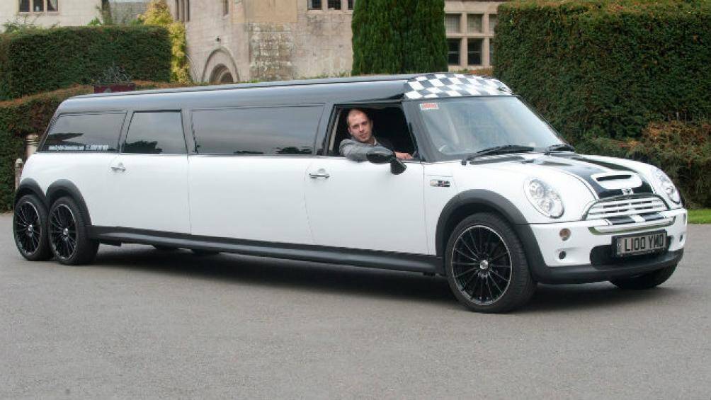 9. Mini Cooper S Limo dài 27 feet (8,2 mét) tương đương với 1 chiếc xe buýt thông thường, xe có 6 bánh và dài gần 8,5 mét