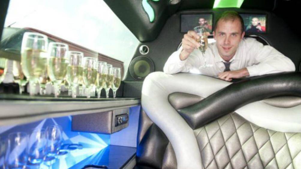 Toàn bộ cửa kính được phủ đen, nội thất được trang bị nhiều màn hình LCD, đầu thu DVD, đèn neon và nhiều tiện nghi khác