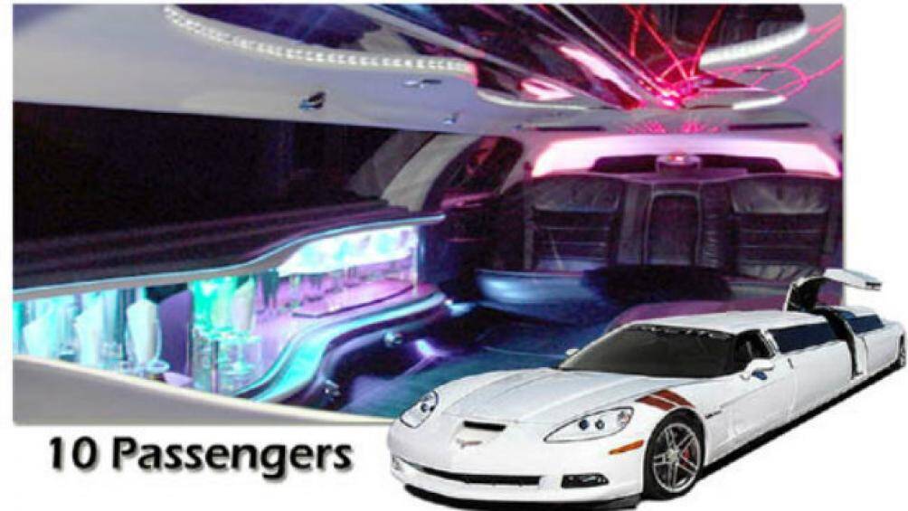 Bên trong xe đủ chỗ cho 10 người với hệ thống thiết kế nội thất giống như một vũ trường