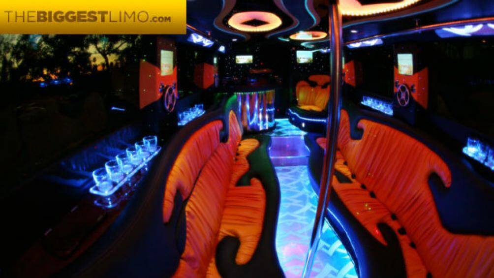 Bên trong xe được thiết kế như một câu lạc bộ đêm, gồm đầy đủ TV màn hình phẳng, dàn nhạc, hát karaoke, đèn chuyên dụng