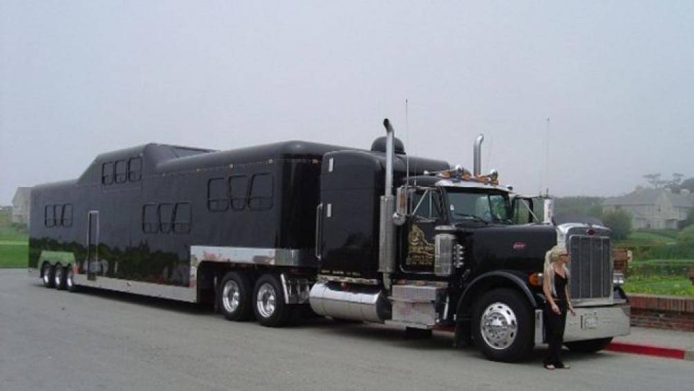 4. Midnight Rider được thiết kế năm 1986, với một đầu xe kéo container và khoang hành khách phía sau có sức chứa tới 40 người