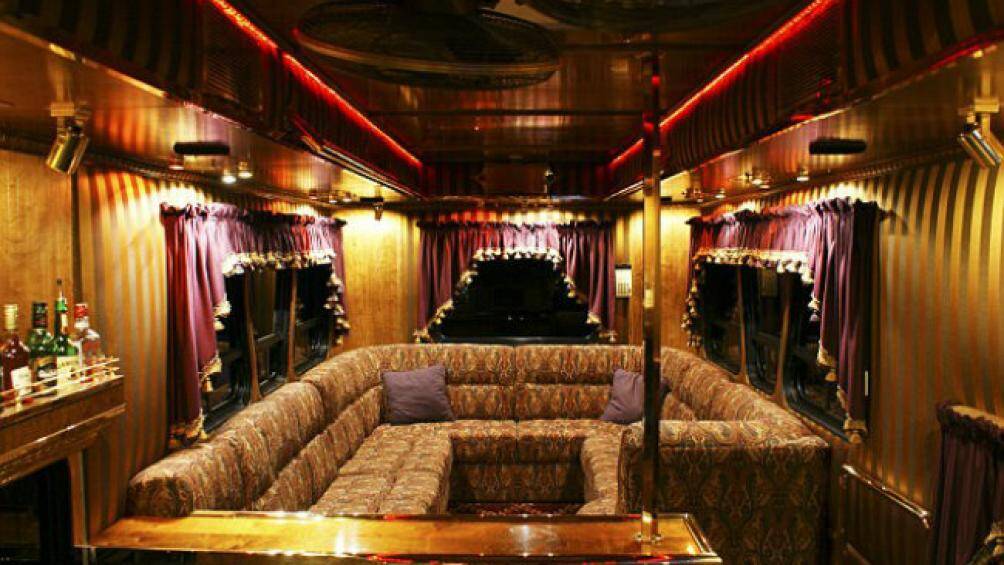 Xe có chiều dài 21,3 mét và chiều rộng của xe là 3,96 mét. Chiếc xe có 3 phòng riêng biệt là các phòng ngủ, phòng ăn và khu vui chơi