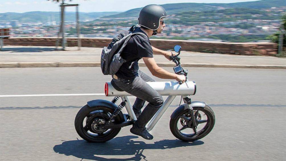 Ngoại hình của chiếc xe giống như tên gọi của nó, y chang một quả tên lửa hoặc đạn pháo cầm tay