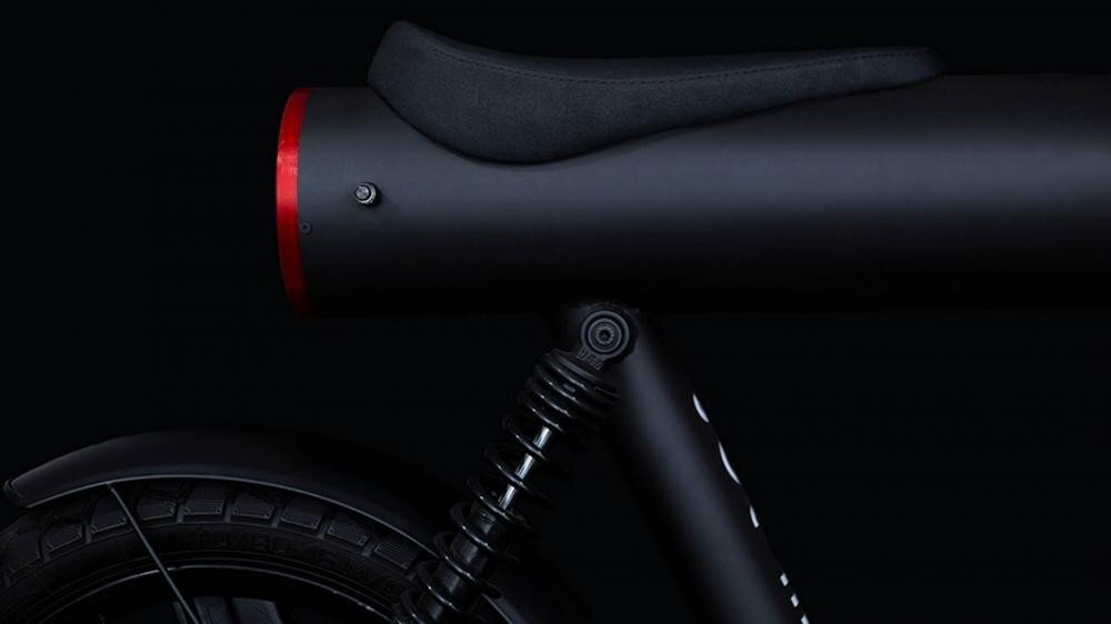 Hai đầu khung xe chính là hệ thống đèn pha và đèn hậu được tích hợp. Cụm đèn pha LED kết hợp giữa 6 bóng LED giúp định vị và chiếu sáng