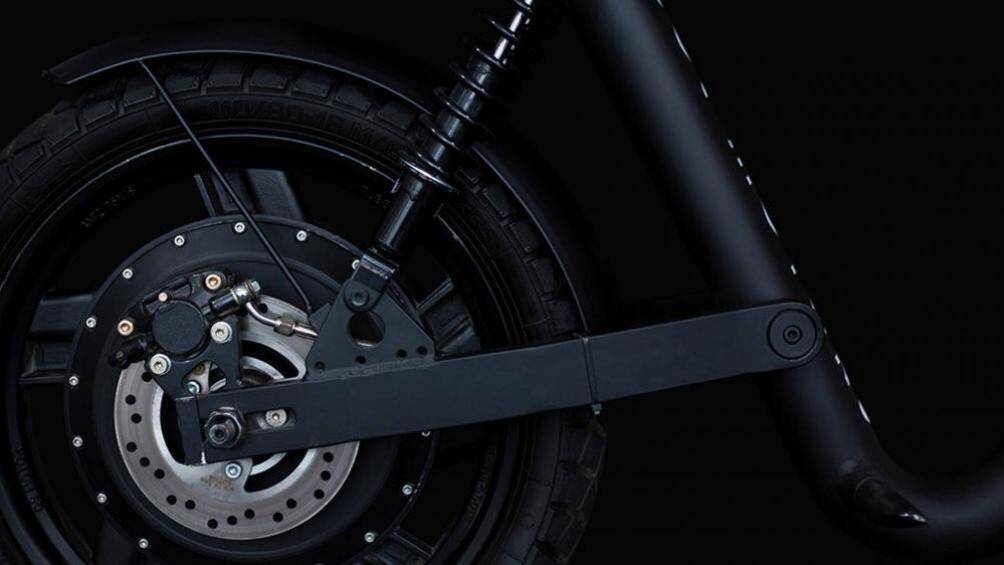 Xe sử dụng bộ vành đúc hợp kim với kích thước 14 inch, đi kèm là hệ thống phanh đĩa thủy lực ở cả trước và sau, tích hợp hệ thống thu hồi năng lượng khi phanh