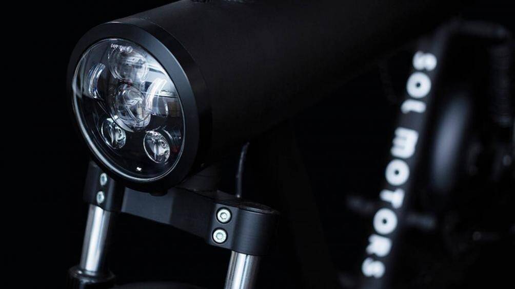 Xe có hai tùy chọn động cơ điện gồm loại mô-tơ 4 kW (5,4 mã lực) và loại 6 kW (8 mã lực), cho vận tốc tối đa từ 50 – 80 km/h