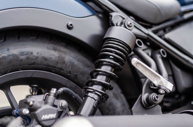 Phuộc sau lò xo trụ có nhiều mức tuỳ chỉnh độ cứng (compress)