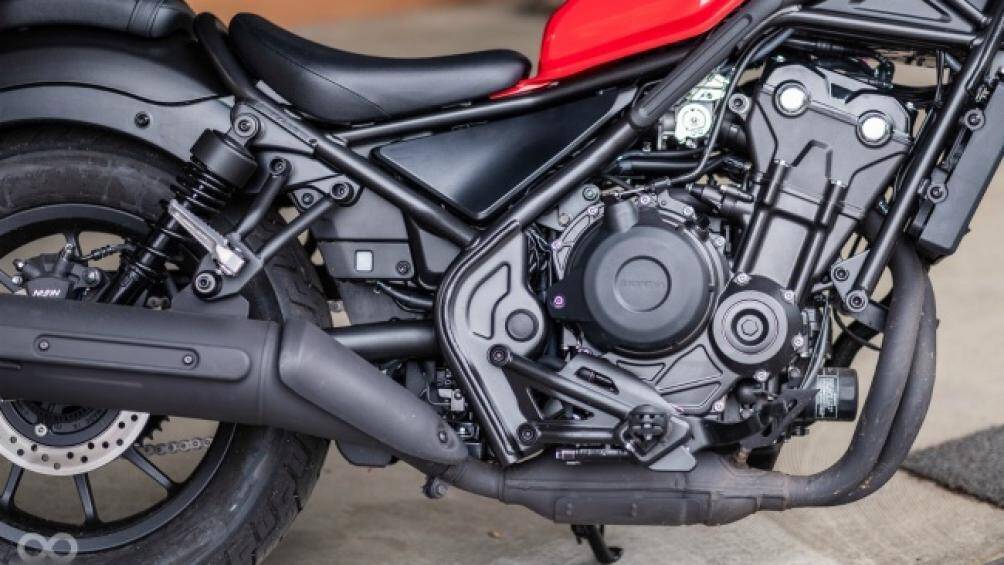 Động cơ 2 xy-lanh của Rebel 500 được Honda tinh chỉnh theo hướng ưu tiên cảm giác mượt mà, gia tốc ở mức ổn đối với một chiếc xe 500cc