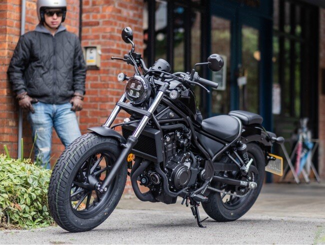 Rebel 500 thuộc dòng xe cruiser nhưng mang phong cách thiết kế pha trộn từ chopper và bobber