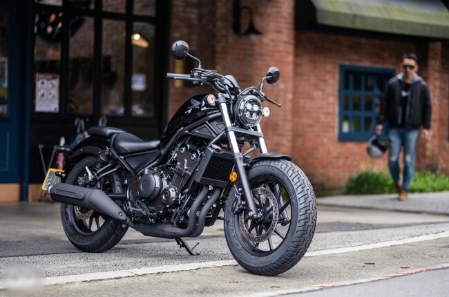 Xe nhìn hoành tráng nhờ lối thiết kế phía trước cao vống lên với bộ phuộc lực lưỡng và bộ bánh lốp trước trước rộng cỡ 130/90-16