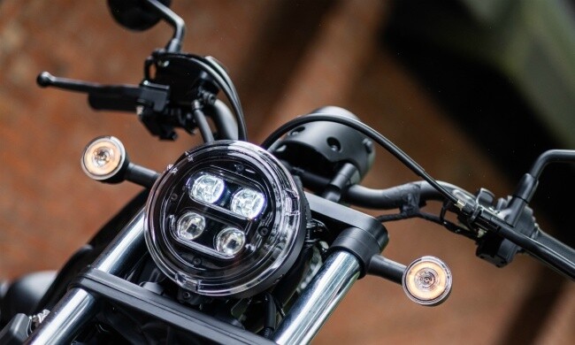 Tất cả các đèn của Honda Rebel 500 sử dụng bóng Halogen, trong đó đèn chiếu sáng hình tròn, đèn hậu hình chữ nhật còn các đèn xi-nhan được thiết kế rời trông khá cổ điển