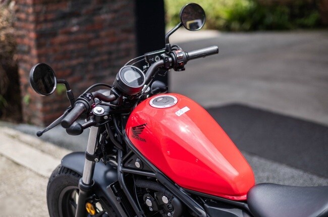 Trong khi bình xăng dung tích 11,2 lít cũng được kéo dài theo hướng chếch lên trên