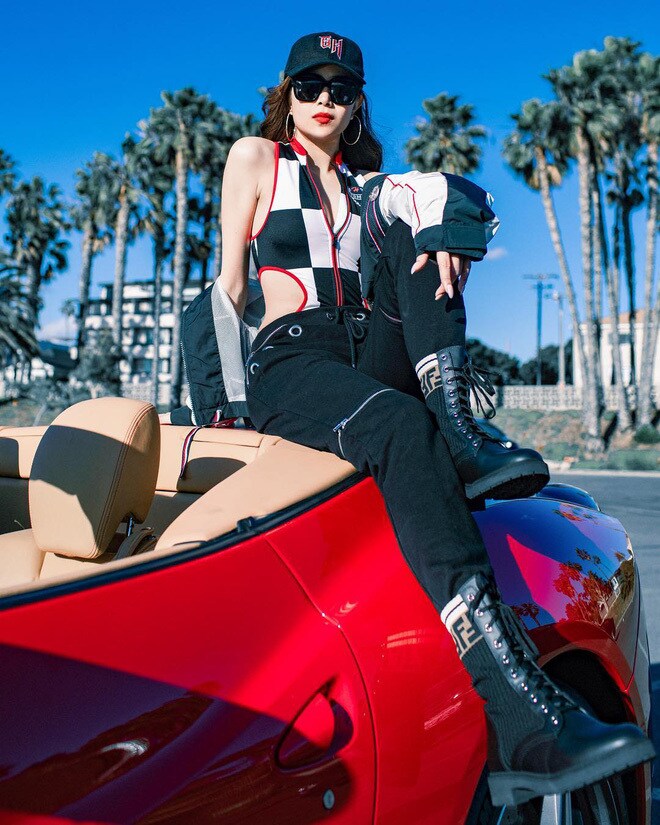 Phần lớn các bức hình đều được cô gắn hashtag #travelgirl như một sự khẳng định cho đam mê du lịch của bản thân