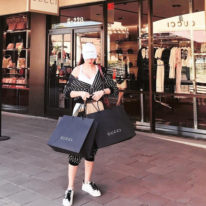 Người đẹp cũng sở hữu bộ sưu tập túi hiệu lên đến hơn 40 chiếc với trị giá hàng chục tỷ đồng